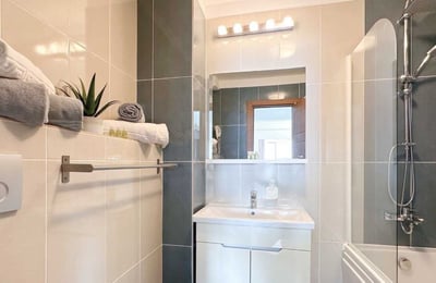 Аренда светлой 3-комнатной квартиры, 100 м², вид на озеро, Mamaia, Констанца, Румыния